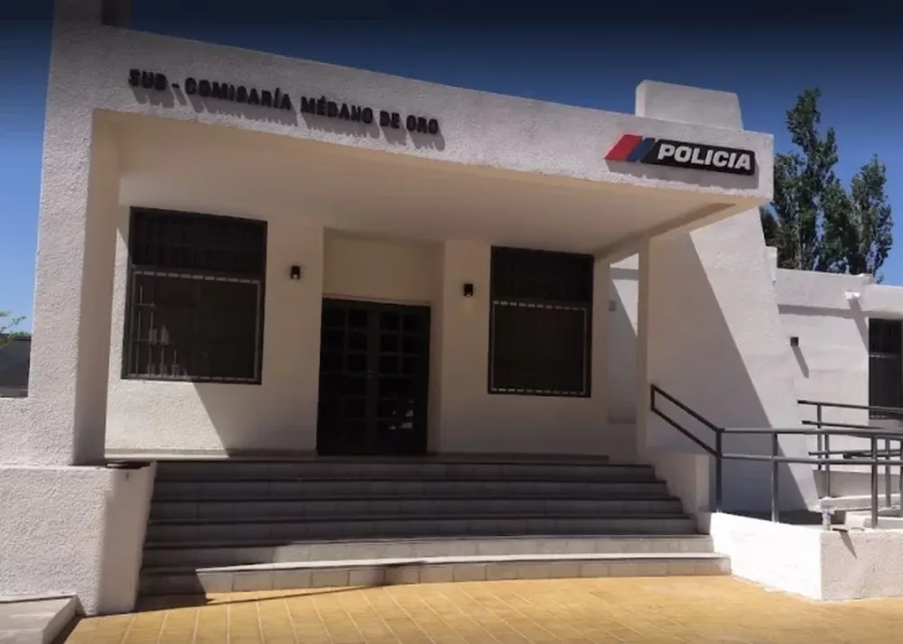 Una mujer sufrió múltiples heridas luego de ser embestida por una combi