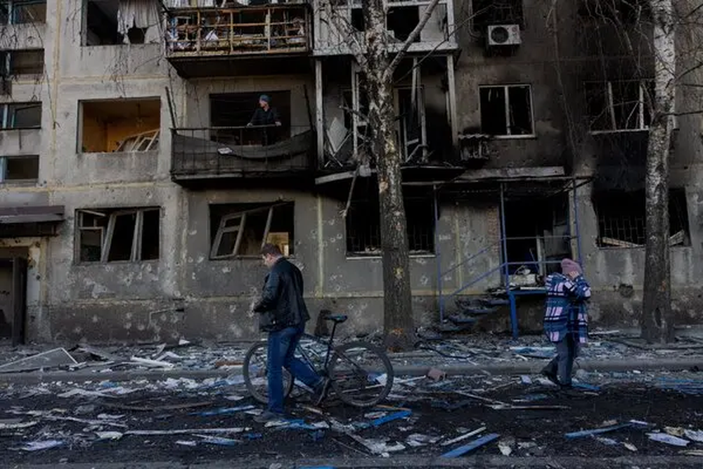 Rusia y Ucrania se golpearon mutuamente con fuertes ataques de misiles durante la noche, mientras una renovada incertidumbre rodeaba el esfuerzo de paz liderado por Estados Unidos.