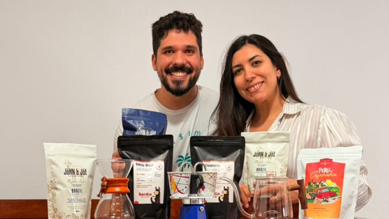 el es pianista, ella comerciante, son pareja y juntos invitan a amantes e inexpertos a descubrir el cafe de especialidad en san juan