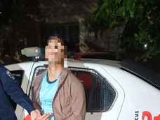 rawson: un jubilado sorprendio a un ladron robando los parlantes de su auto