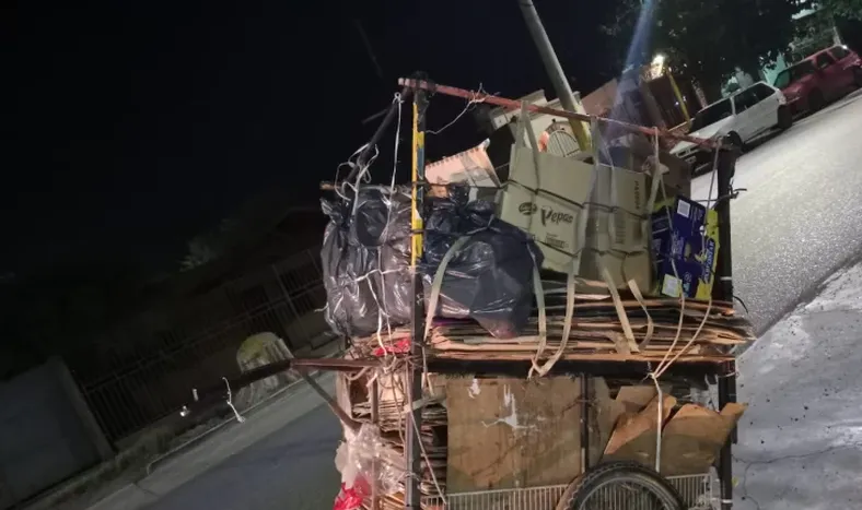 Chocó a un cartonero y se dio a la fuga