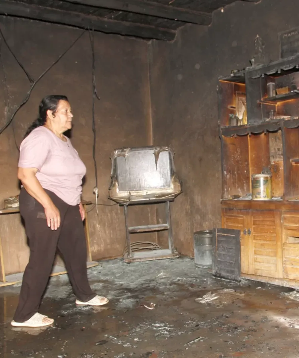 Por el fuego, sin nada en el comedor