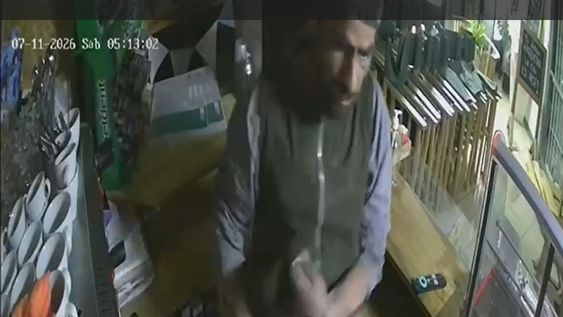 Captura video de las cámaras de seguridad del local comercial.&nbsp;