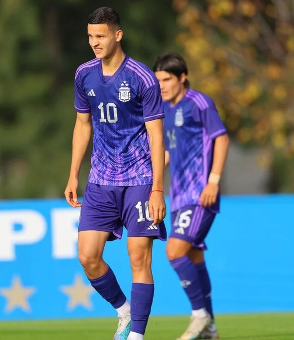 El Jefecito dio las camisetas