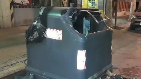 Se incendió un contenedor y dañó parte de un auto estacionado