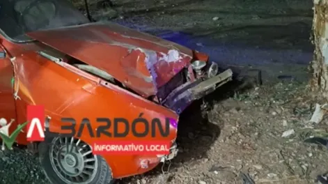 Perdió el control de su auto y chocó contra un árbol