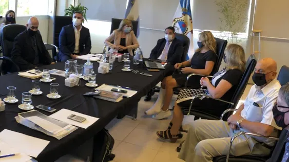 Hay 2,5 % entre lo que piden los gremios y lo que reconoce la provincia de recomposición