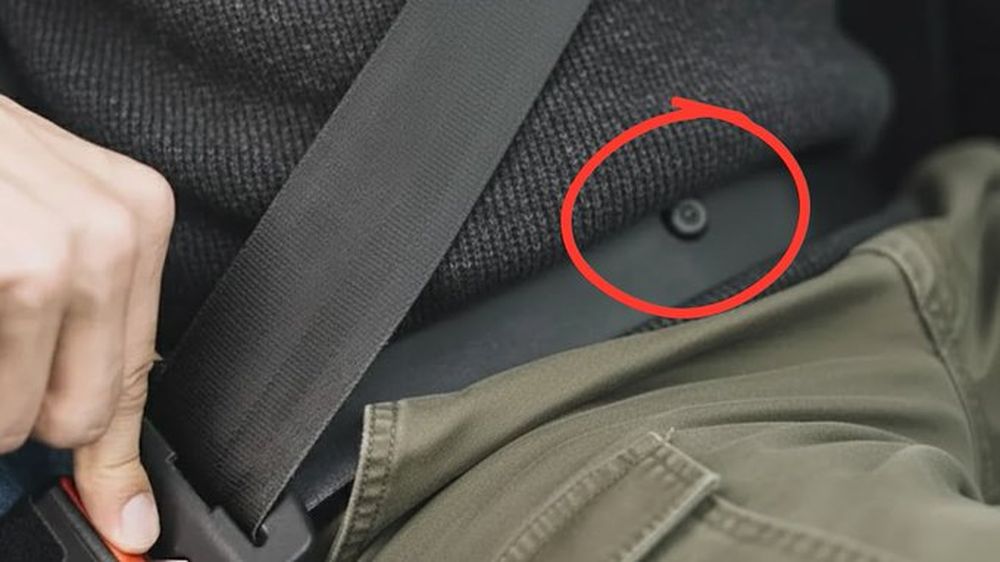 Para qué sirve el botón del cinturón de seguridad.