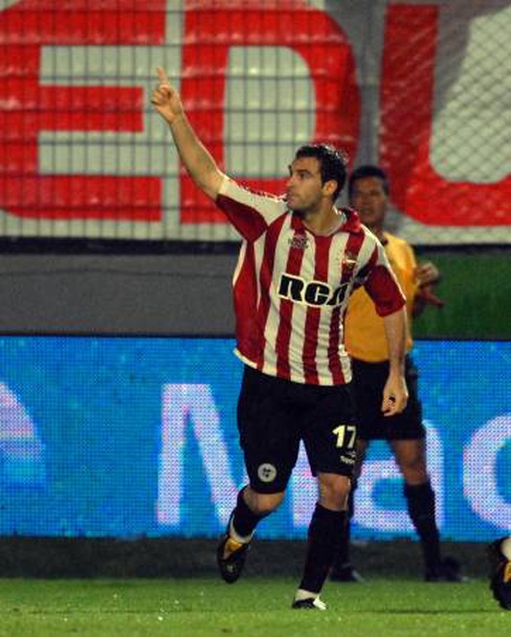 Estudiantes venció a Atlético Tucumán y llegó a la punta