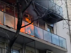 un voraz incendio afecto un departamento ubicado junto a la casa de cristina kirchner