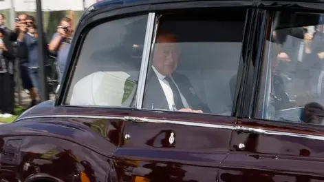 Carlos III saludó a la gente en el Palacio de Buckingham: “Dios salve al rey”