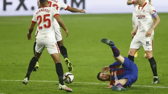 Sevilla le ganó el primer chico al Barcelona