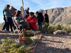 Fuego, yuyos y semillas son los elementos clave en la ceremonia Huarpe previa a la liberación de un cóndor andino. Fuego, yuyos y semillas son los elementos clave en la ceremonia Huarpe previa a la liberación de un cóndor andino.