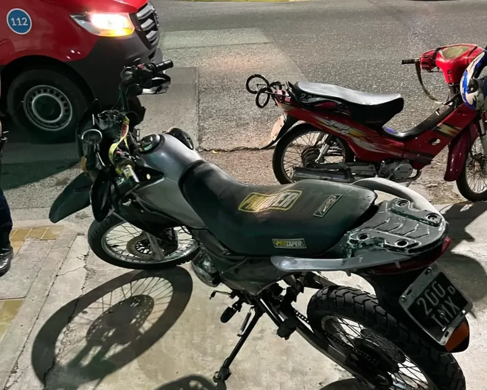 Un motociclista fue chocado por una camioneta que se dio a la fuga: terminó hospitalizado