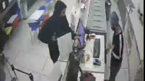 Robó una heladería con un paraguas
