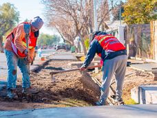 Rivadavia construye banquina, cordón y zapata en la Avenida Benavídez.