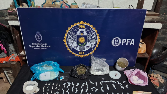 La Policía Federal encontró cocaína, marihuana y dinero en efectivo.