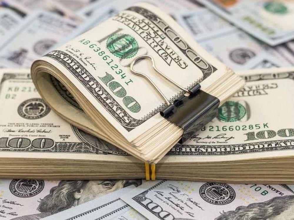 El dólar blue retrocedió $5 y cerró a $720