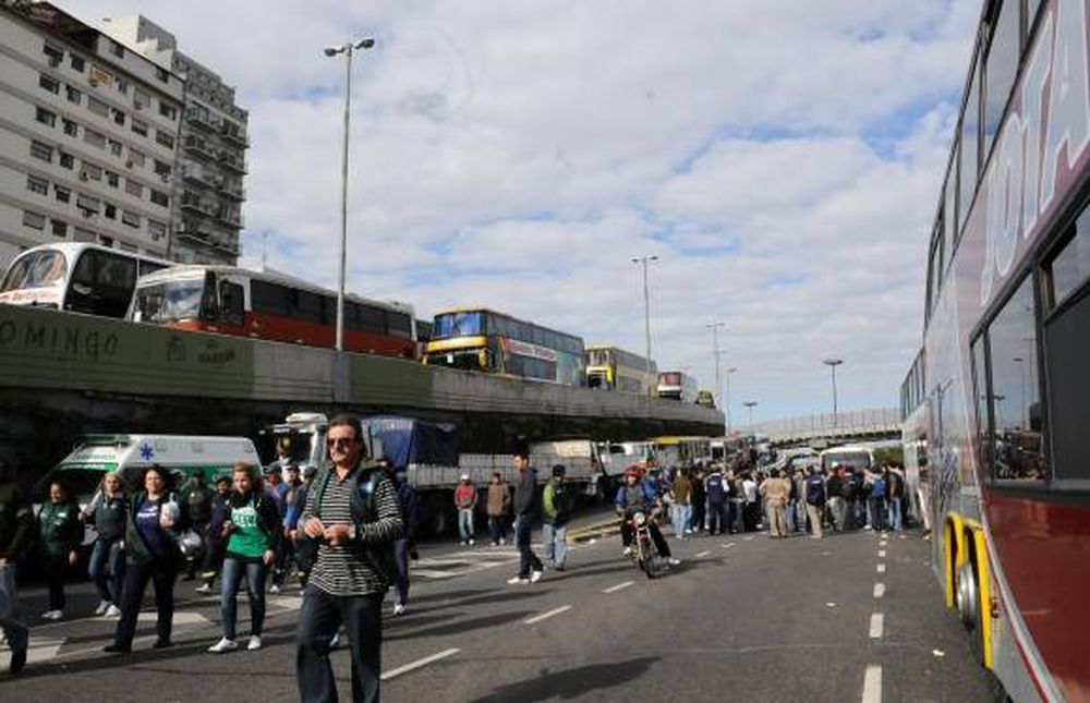 Bombos, carteles y una  tarde de sol inesperado