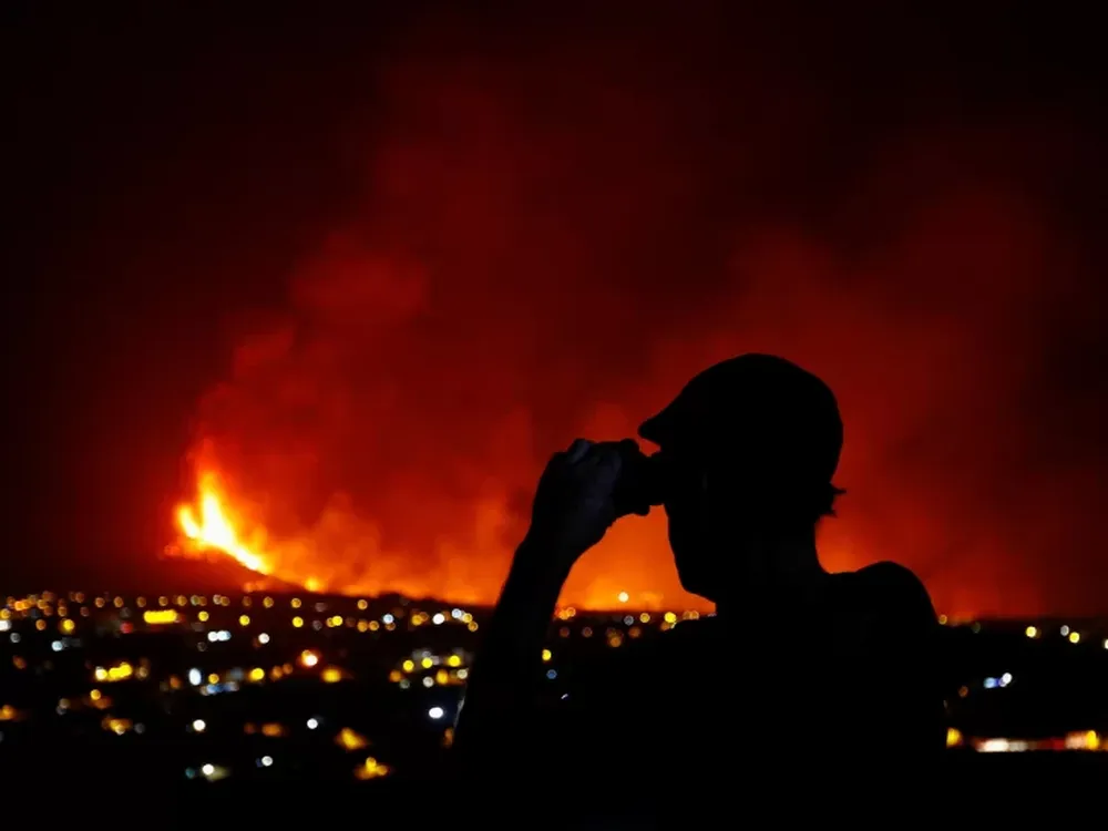 Recrudecen las explosiones y se abre una nueva boca eruptiva en el volcán de La Palma