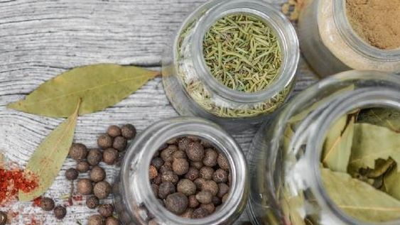 Cómo poner a secar hierbas y condimentos para que duren más tiempo