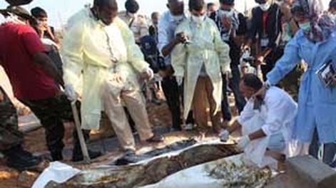 Libia: hallan tres fosas con más de mil cuerpos