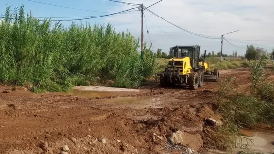 ARREGLOS. Debido a la acumulación de agua tras las intensas lluvias, el municipio de Pocito tuvo que salir a arreglar calles y zonas de badenes.