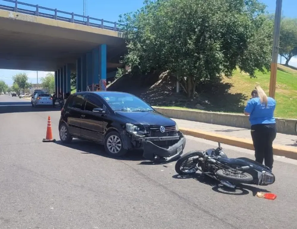 Joven motociclista resultó herido al chocar con un auto en Santa Lucía