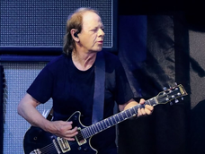 Stevie Young, músico de AC/DC, ocupa desde 2014 el puesto de guitarristarítmico. Stevie Young, músico de AC/DC, ocupa desde 2014 el puesto de guitarristarítmico.