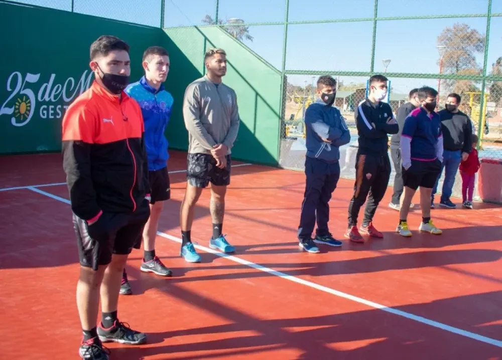 Pádel gratis y con fines sociales en 25 de Mayo