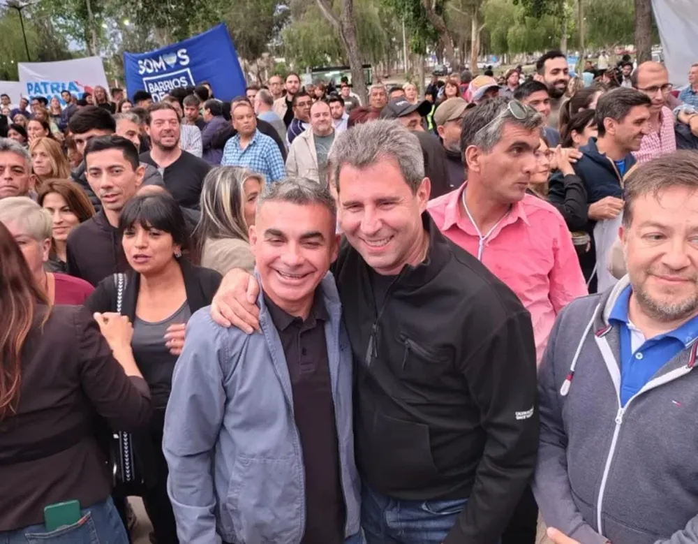 Las perlitas del acto del PJ en Rawson: el vídeo del “traspié” Uñac-Gioja; la batalla de hinchadas; y el discurso más largo