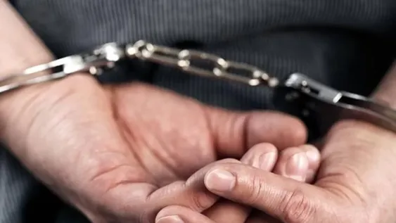 Violento incidente en Villa San Roque: agredió a su pareja y atacó a piedrazos la casa