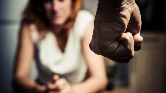 Borracho insultó y golpeó a su novia: quedó detenido