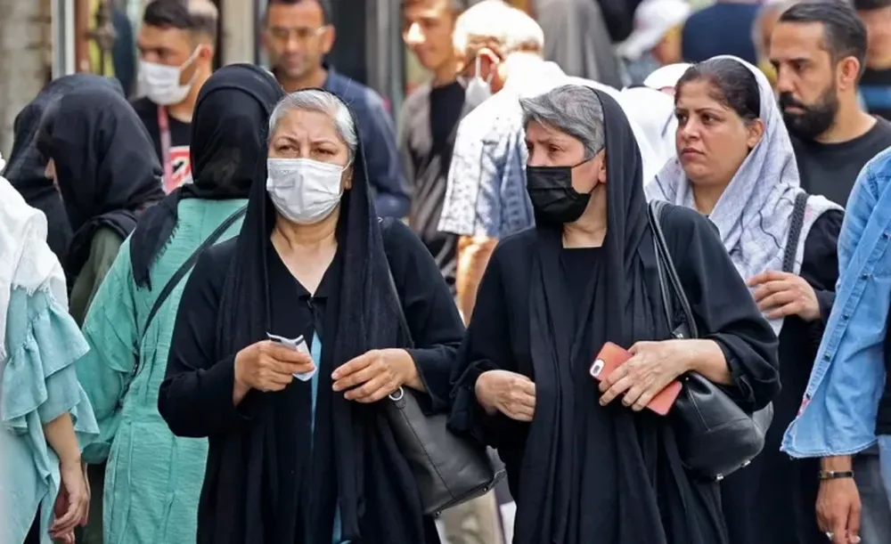 Mujeres protestan contra el uso obligatorio del velo islámico