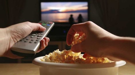 Las 10 mejores páginas para ver películas y series gratis: la lista completa para maratonear.