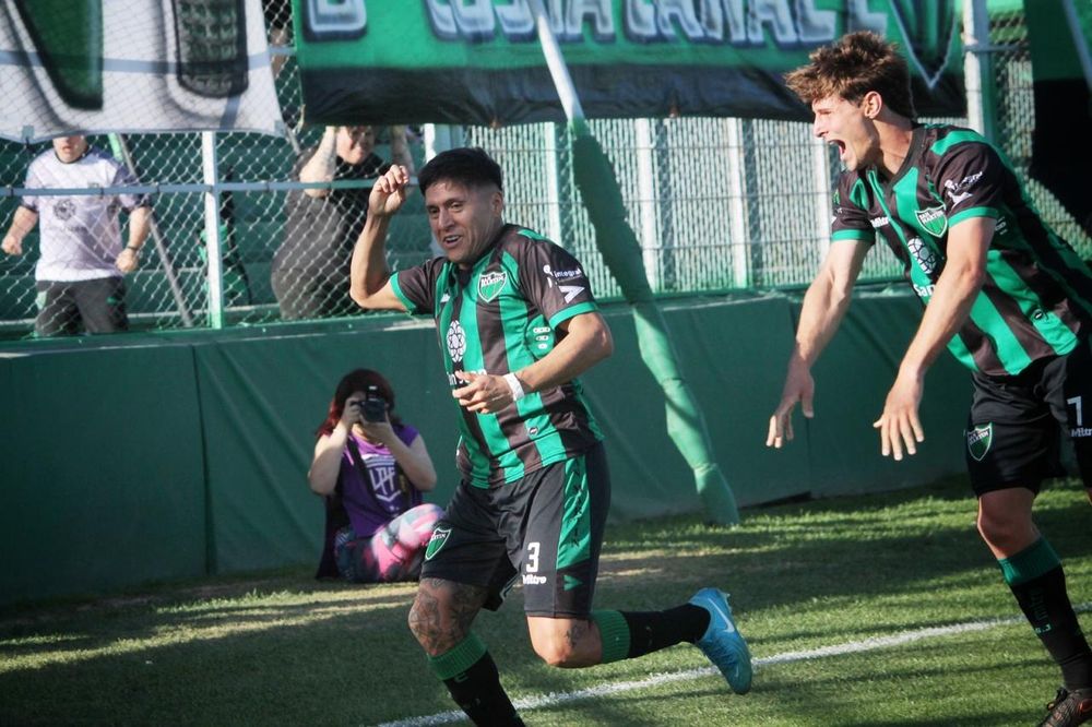 Primero. Dante Alvarez estaba ahí donde debia para el rebote y abrió la cuenta. Lo festeja junto a Rossi. San Martín se acomodó bien en el Reducido venciendo a Colegiales.