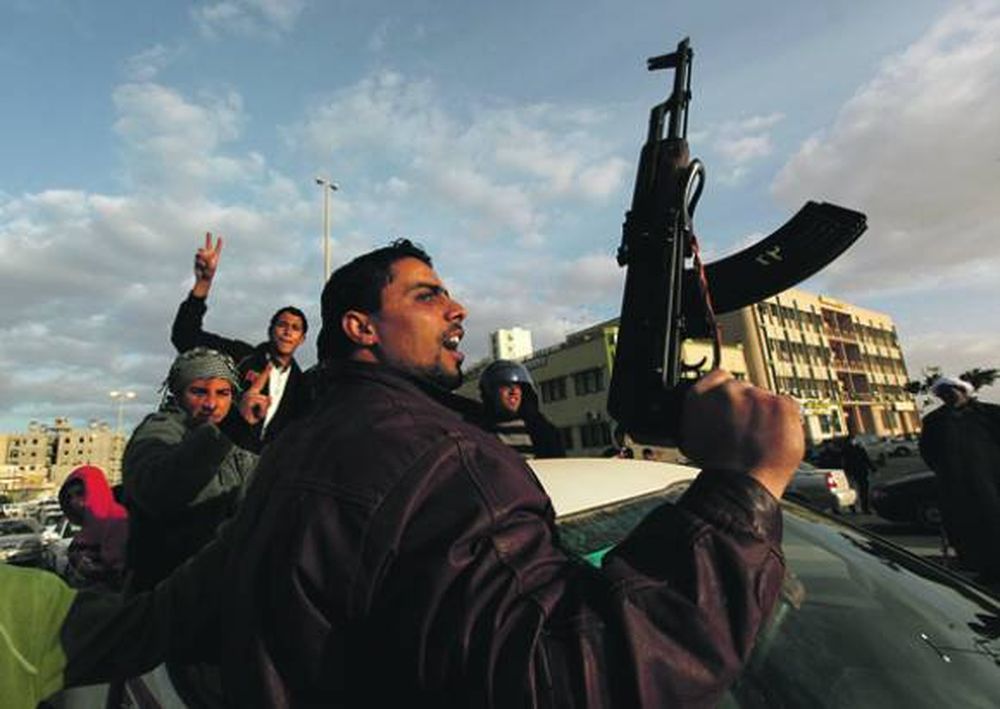 La tensión en Libia empujó al alza al oro y a la baja al petróleo