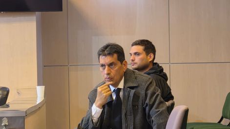 De la Fuente llega al juicio en prisión, junto con el otro acusado. De la Fuente llega al juicio en prisión, junto con el otro acusado.