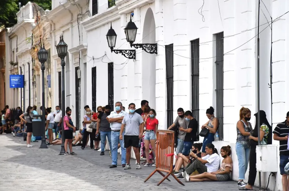 Alberto descarta más restricciones duras por la explosión de contagios