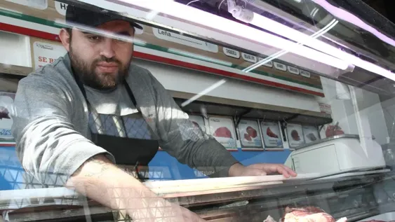 Un asalariado compra hoy un kilo de carne y hace 10 años le alcanzaban 5