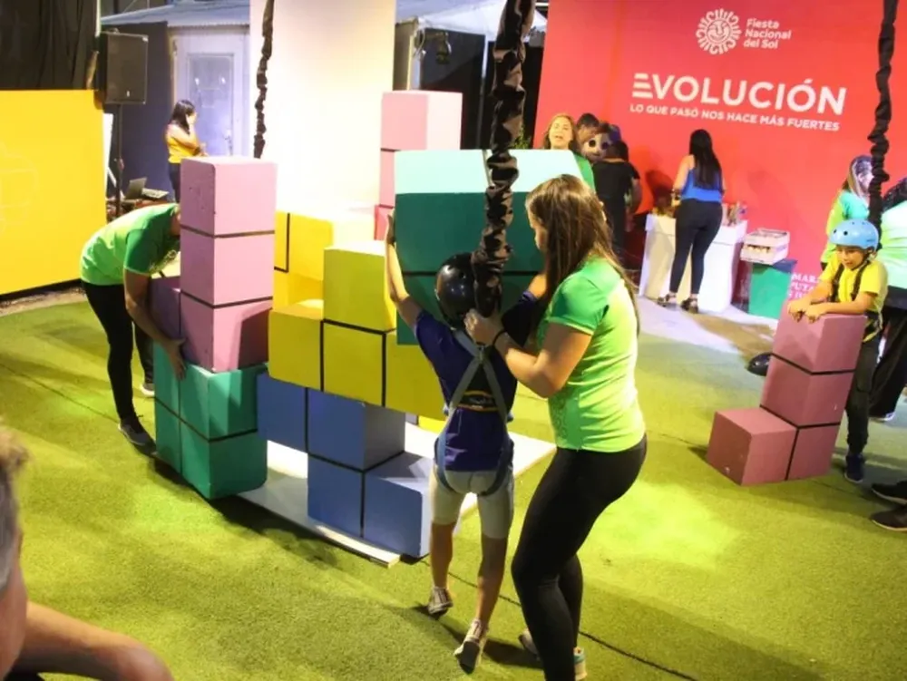 Juegos gigantes y con arneses, para que los niños conozcan sus derechos