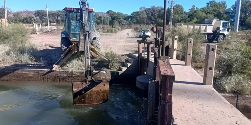 Daños, desbordes, fincas sin agua y calles anegadas: alertan por el uso de los canales para bañarse