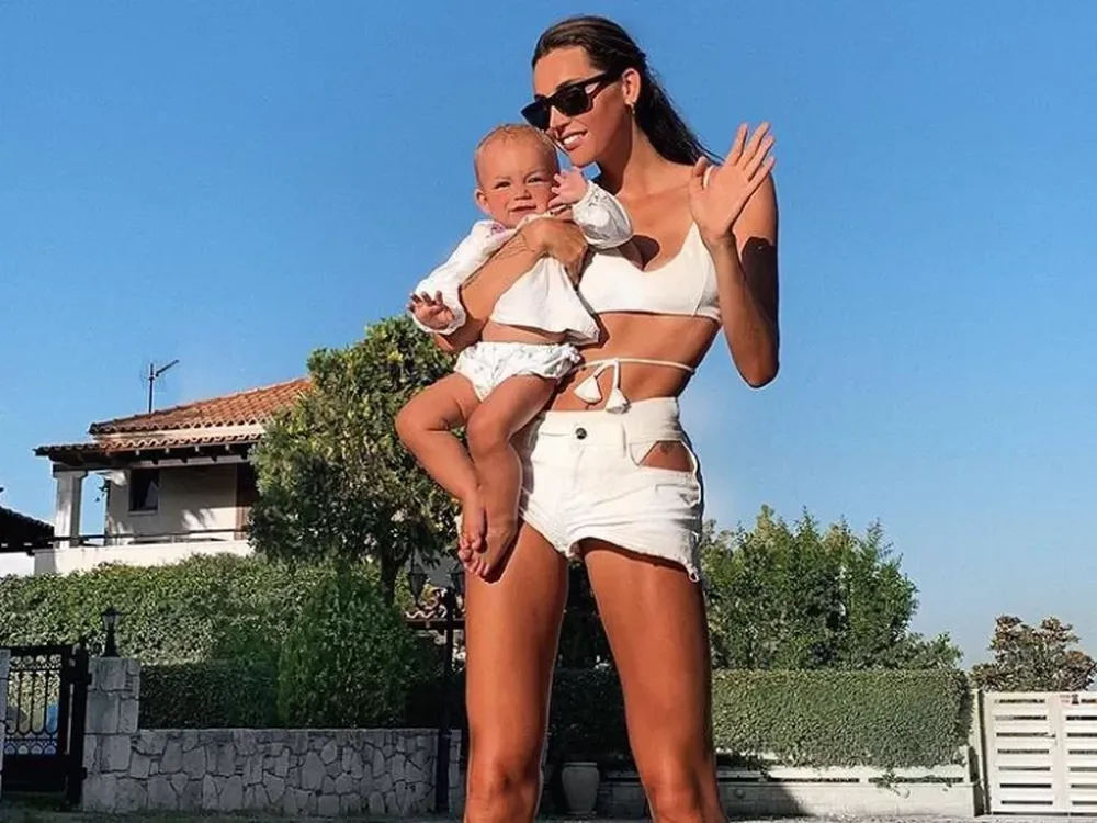 La increíble forma en la que una mamá con su bebé en brazos cierra el baúl