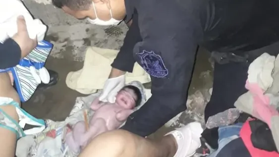 Dio a luz en el baño de su casa con ayuda de un grupo de policías
