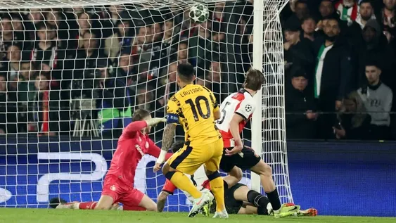 LAUTARO SIEMPRE ESTÁ. Ayer anotó el segundo del Inter ante el Feyenoord, en Países Bajos, y puso al Inter con medio pie en cuartos de final.