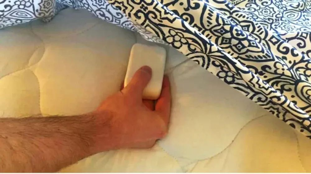 El increíble efecto de poner un jabón bajo las sábanas todas las noches