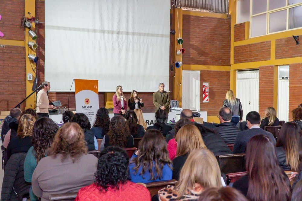 Más de 300 docentes participaron de una capacitación propuesta por los ministerios de Familia y Educación.
