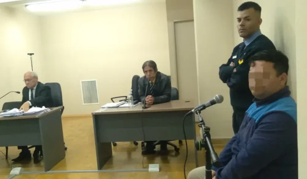 EL JOVEN CHANGARÍN (derecha) reconoció en un juicio abreviado que violó a su hijastra cuando la nena tenía 7 años. Cumplirá el castigo que le impusieron en la cárcel de Chimbas.