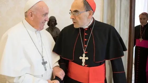 El Papa no le aceptó la renuncia a un cardenal condenado por proteger curas pedófilos