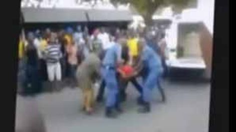 Sudáfrica: hombre murió tras ser arrastrado por un móvil policial